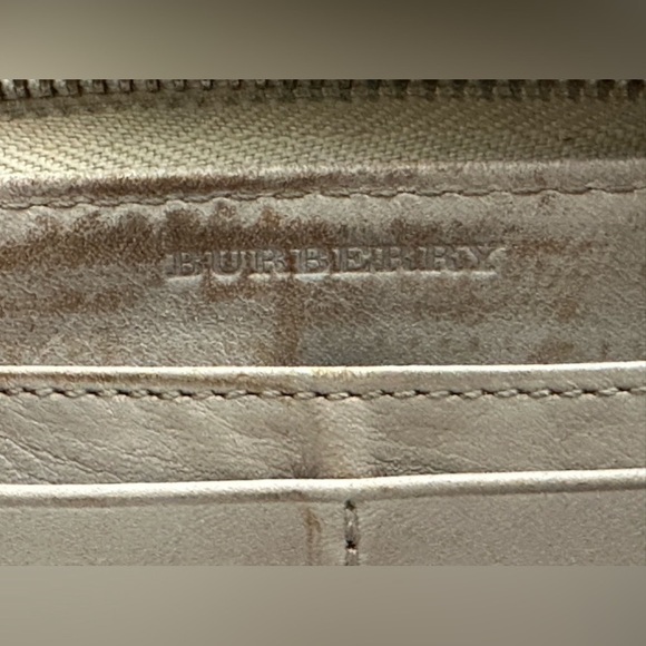 Burberry zip around wallet - Picture 7 of 10
